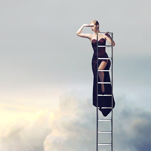 femme en haut d'une échelle dans les nuages